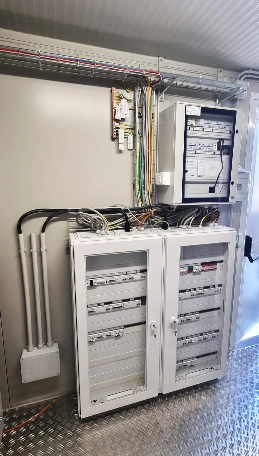 Quadri elettrici industriali durante un intervento tecnico.