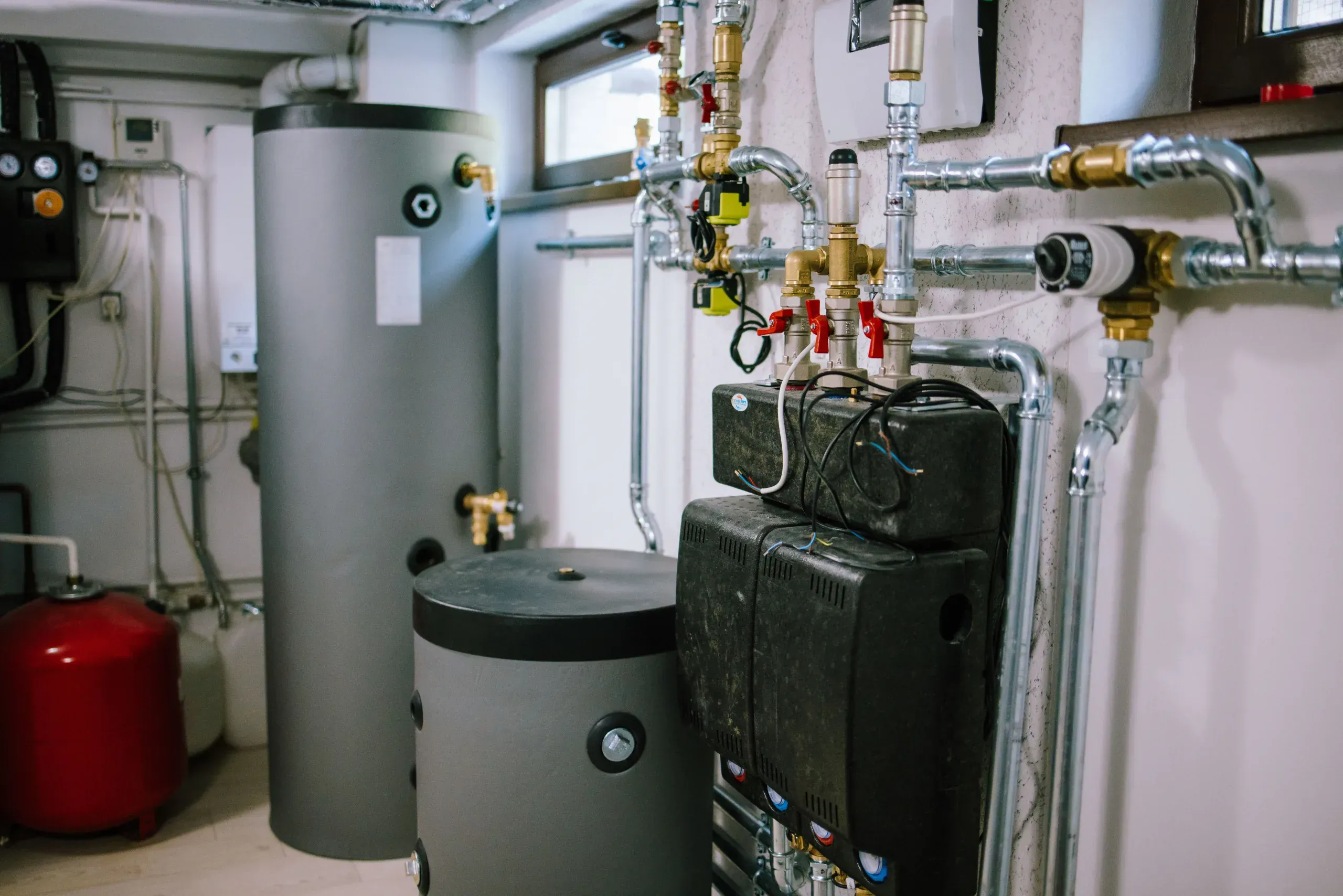 Centrale tecnica con impianti di climatizzazione e riscaldamento.